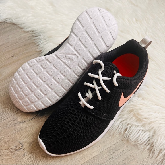 NWT Nike Roshe One Women’s Shoes - Picture 3 of 8